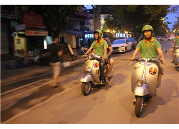 vespa tour hanoi - Hoi an vespa night food tour 