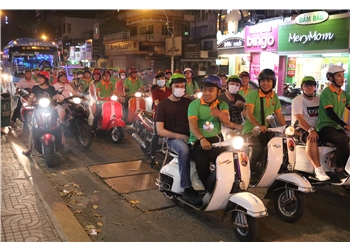 vespa tour hanoi - Saigon Vespa By Night Food Tour 