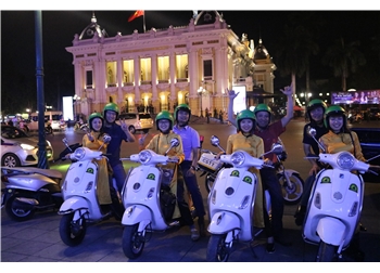 vespa tour hanoi - Vespa Female Riders Tour guide 