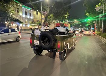 vespa tour hanoi - Saigon Open Air Jeep By Night street Food Tour
