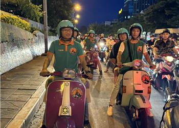 vespa tour hanoi - Saigon After Dark Night Street Food + Live Music Tour 4 Hours